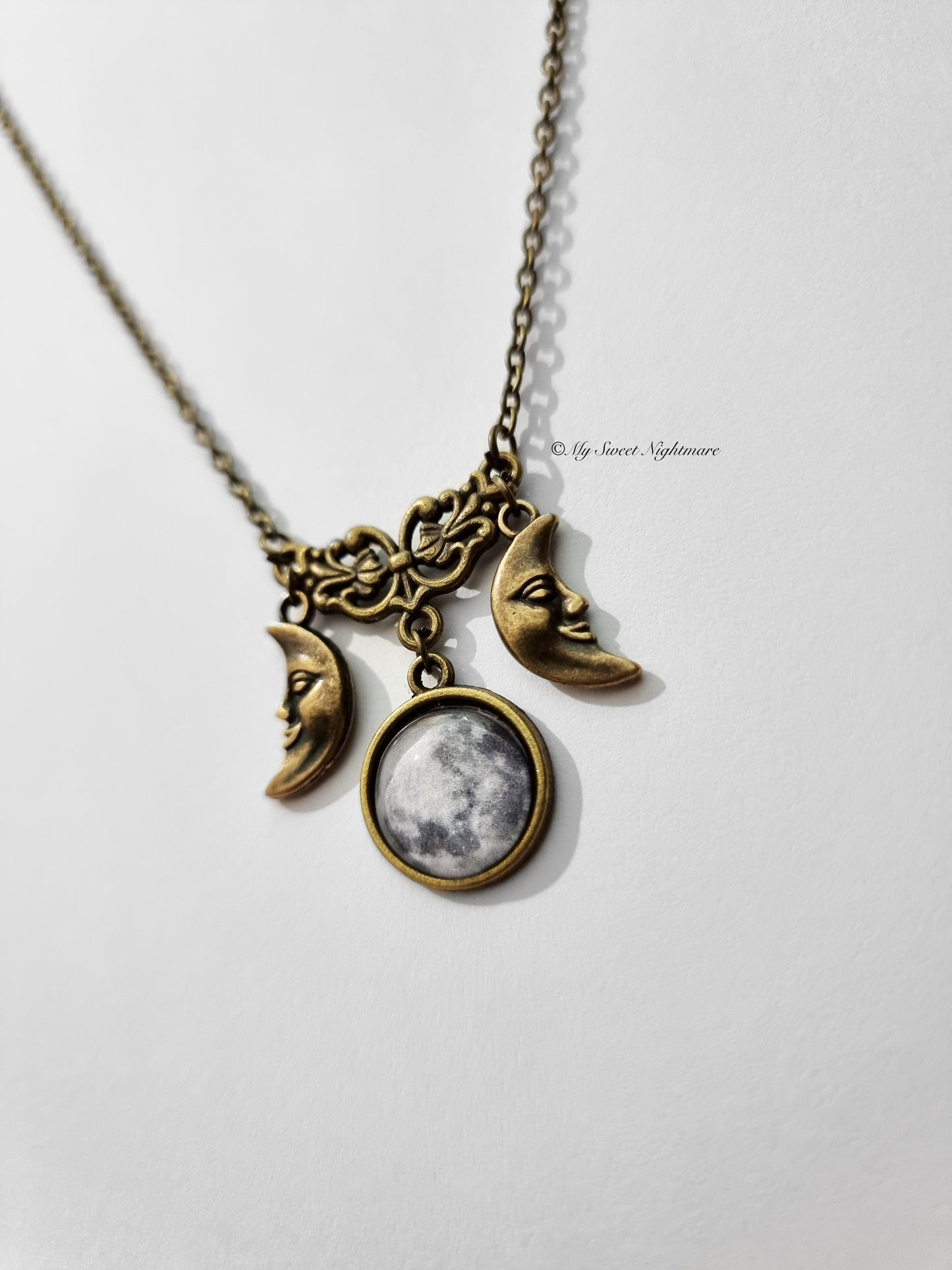 Necklace with triple moon in bronze