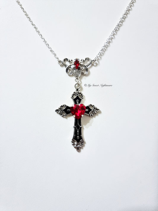 Collana gotica con croce nera e cuore in cristallo rosso